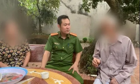 Quan sát camera ở nhà thấy bố mẹ nói chuyện điện thoại với biểu hiện sợ hãi, người đàn ông Hà Nội nhanh chóng báo Công an