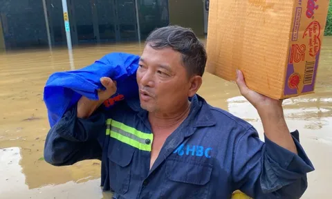 Quà cứu trợ khẩn cấp của bạn đọc Tuổi Trẻ đến tay người dân ‘rốn ngập’ Đà Nẵng