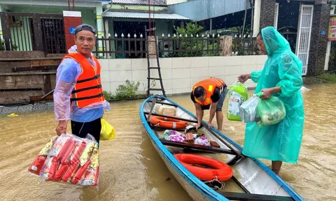 Người dân vùng lũ bên sông Thu Bồn chèo thuyền 3km mua lương thực
