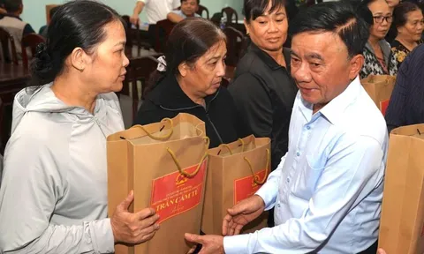 Thường trực Ban Bí thư Trần Cẩm Tú thăm người dân vùng mưa lũ Huế