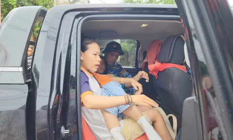 Hải quân đưa bệnh nhân mắc kẹt trong vùng ngập ở Đà Nẵng đi cấp cứu