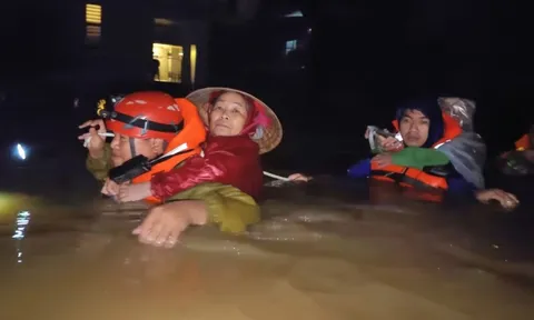 Miền Trung còn mưa lớn phức tạp, Thủ tướng yêu cầu chủ động sơ tán dân đến nơi an toàn