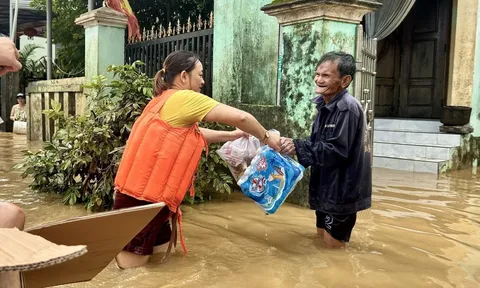 Quà cứu trợ đến với bà con bị lụt cô lập nhiều ngày bên sông Vu Gia