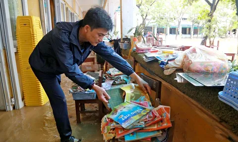 Sách vở, bàn ghế ngập bùn sau lụt, thầy trò ở Huế tất bật dọn trường