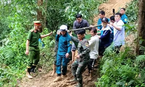 Nghẹt thở cuộc băng rừng, vượt sạt lở đưa sản phụ bị tiền sản giật đi mổ cấp cứu