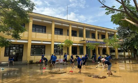 Hơn 1.500 thanh niên Đà Nẵng cùng người dân khắc phục hậu quả sau lũ