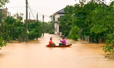 Mưa lớn và lũ đổ về khiến làng mạc bị cô lập, đường sá chìm trong biển nước