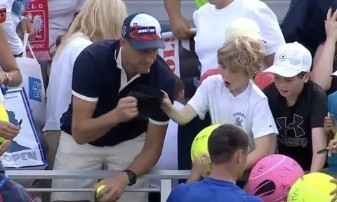 CEO giật mũ từ tay cậu bé, công ty Ba Lan hứng sự phẫn nộ