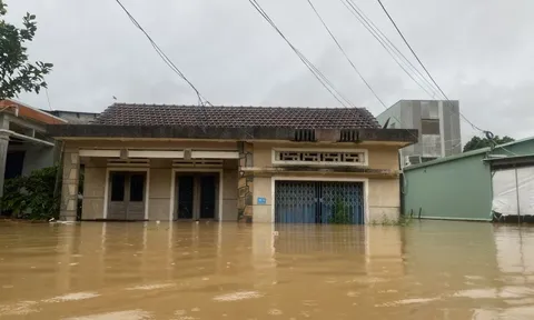 Lũ sông Vu Gia - Thu Bồn lại dâng cao, người dân bơ phờ vì chưa thể hạ đồ xuống