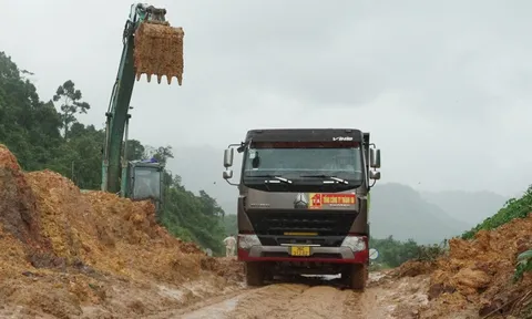Cao tốc La Sơn - Hòa Liên vẫn chưa thông: Nhiều chỗ sạt lở, nứt mặt đường nguy hiểm