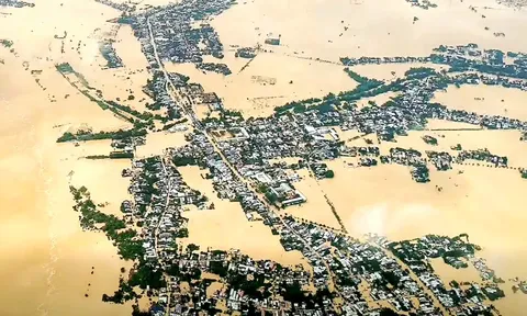 Thủ tướng: Phải có đề án tổng thể khắc phục hậu quả bão lũ ở miền Trung