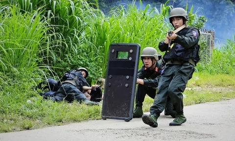 MONO tự tin đá văng lựu đạn trong Chiến sĩ quả cảm