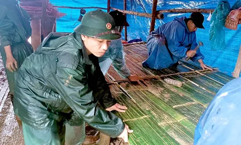 Bộ đội dựng chòi tre giúp người dân tá túc giữa rừng tránh sạt lở