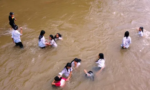 245 học sinh vùng biên ở Thanh Hóa tắm giặt giữa suối vì đứt nguồn nước sạch