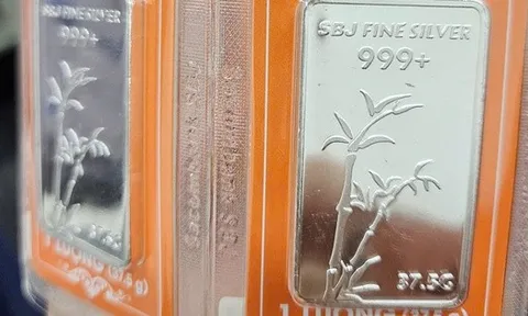 Giá bạc hôm nay 5-11 xuống thấp nhất 1 tháng, người "đu đỉnh" méo mặt