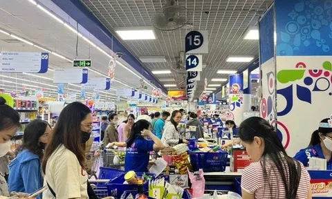 Người dân Quy Nhơn đổ xô mua thực phẩm dự trữ trước bão số 13