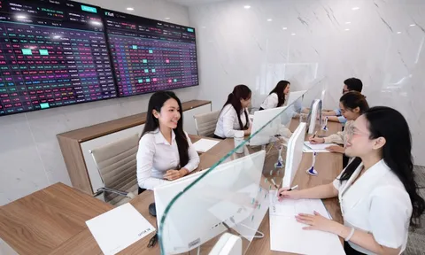 VN-Index hướng tới kỷ lục 2.000 điểm, thời cơ làm giàu thực sự từ chứng khoán?