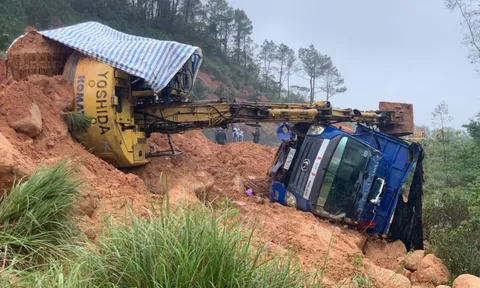Hiện trường sạt lở núi ở đường ven biển, hai công nhân bị thương