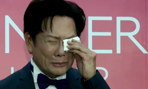 Ông Nawat xin lỗi và bật khóc, tố Miss Universe thiếu tôn trọng người Thái