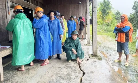 Chống bão Kalmaegi: Miền núi xuất hiện vết nứt dài, sơ tán dân khẩn cấp, vùng biển chằng nhà cửa