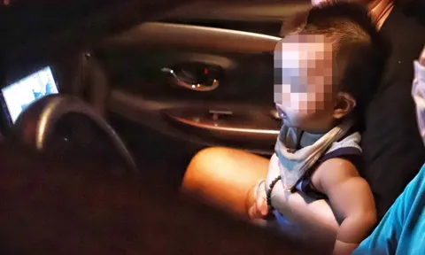 Chở trẻ em trên ô tô phải lắp ghế an toàn, không được ngồi hàng trước