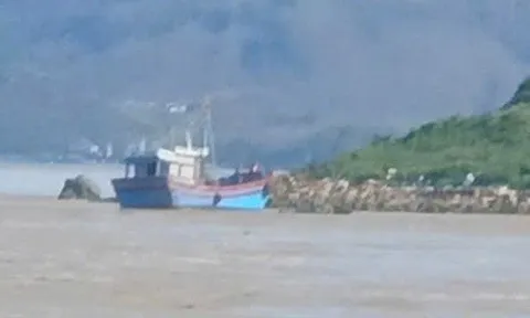 Hai ngư dân đi cứu tàu rồi bị dòng nước cuốn trôi đã được cứu sống