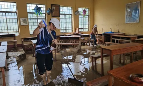 Sau bão Kalmaegi, người dân và giáo viên 'đánh vật' với bùn non, rác rến
