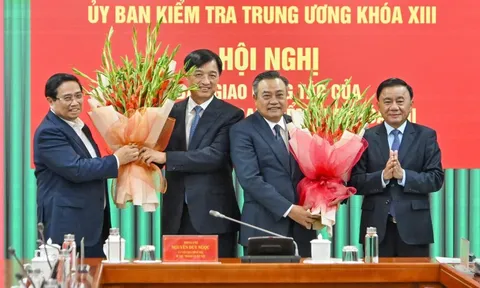 Bàn giao nhiệm vụ Chủ nhiệm Ủy ban Kiểm tra Trung ương giữa ông Nguyễn Duy Ngọc và Trần Sỹ Thanh