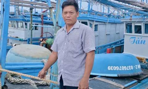 Tàu cá gãy láp, trôi trên biển, thuyền trưởng vẫn cố cứu 2 ngư dân bị sóng dữ cuốn