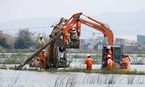 Công nhân điện lực chạy đua nối lại dòng điện cho bà con nơi tâm bão Kalmaegi