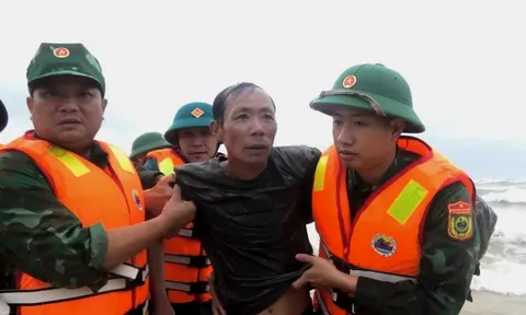 Cứu 8 ngư dân trên tàu cá sóng đánh chìm tại cửa biển Nhật Lệ