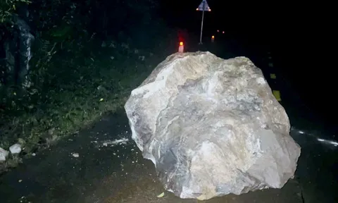 Tảng đá nặng hàng tấn sạt lở lăn xuống đường trong đêm, chính quyền tính chuyện di dời dân