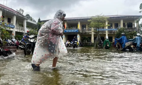 Bộ GD&ĐT hỗ trợ hàng tỷ đồng cho học sinh vùng lũ ở Huế, Đà Nẵng