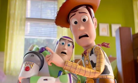Woody và Buzz khiếp sợ trước máy tính bảng trong trailer Toy Story 5