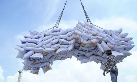 Tin tức sáng 12-11: 10 tháng xuất siêu hơn 19,5 tỉ USD; Số ca ngộ độc bánh mì ở TP.HCM lên gần 300