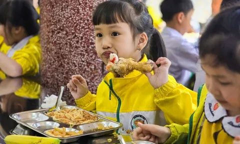 Mở lại sau lùm xùm thực phẩm bẩn, bếp bán trú trường tiểu học gây bất ngờ vì bữa ăn 'xịn'