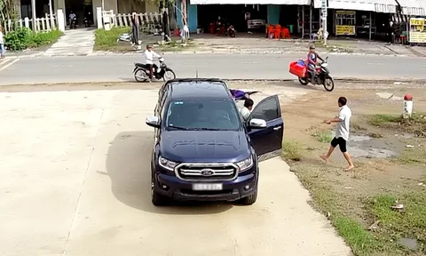 Tài xế xe bán tải tông hai cụ già trước cổng UBND xã nhưng 3 ngày sau mới trình báo