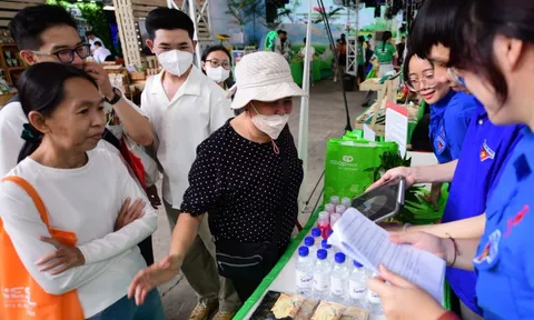 Khách xếp hàng chờ nhận quà tại 'gian hàng xanh' của Saigon Co.op