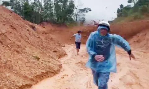 Sạt lở, đất đổ ầm ầm xuống quốc lộ 40B như thác, nhiều người tháo chạy thục mạng