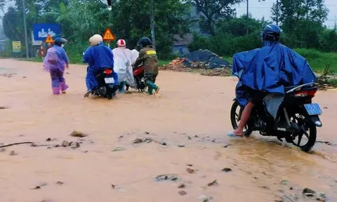 Mưa trắng trời, nhiều xã miền núi ở Huế ngập cục bộ