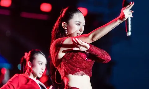 Vũ đạo gợi cảm của Tóc Tiên tại Waterbomb gây sốt mạng xã hội