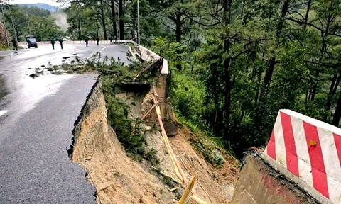 Đoạn đèo Prenn Đà Lạt bị 'trôi' nửa mặt đường, nguy cơ tiếp tục sạt lở