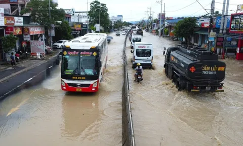 Quốc lộ 1 qua Khánh Hòa ngập sâu kéo dài gần 5km, xe cộ nhích từng chút một