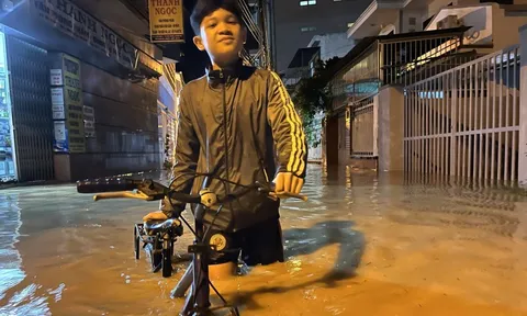 Đồng loạt xả lũ kèm mưa lớn, phía Tây Nha Trang ngập mênh mông, người dân nhắn tin 'nhờ cứu giùm'