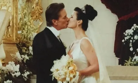 Catherine Zeta-Jones nhắn gửi Michael Douglas: 'Em vẫn yêu anh như ngày đầu'