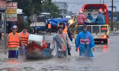 Lũ lụt miền Trung: ít nhất 50 người chết, mất tích; Tiếp tục cứu hộ trong đêm