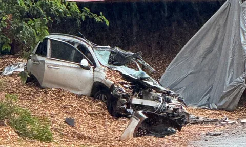 Thùng xe container lật đè xe con trên quốc lộ 28, có 5 người bị thương