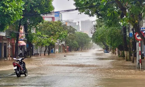 Nam sinh bám vào sợi dây điện giữa dòng nước lũ, được nhân viên bưu điện cứu kịp