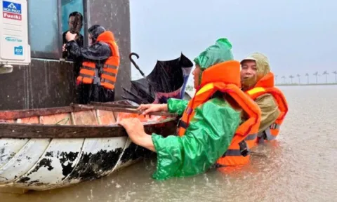Thủ tướng: Không được để người dân trên nóc nhà kêu cứu mà không được cứu giúp kịp thời