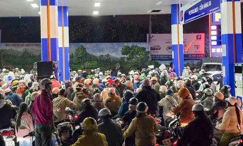 Dân Đà Lạt đổ xô mua xăng vì sợ nguồn cung thiếu hụt do đường sá